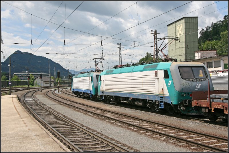 9183 0 412 020-0 und 011-9 fahren mit dem,48819 Henningsdorf-VrPV, aus dem Bahnhof Kufstein aus. (30.06.07)