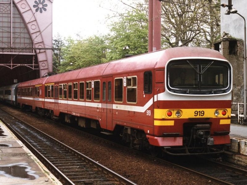 919 mit Regionalzug Antwerpen Centraal-Brussel Zuid auf Bahnhof Antwerpen Centraal am 3-5-1998. Bild und scan: Date Jan de Vries.