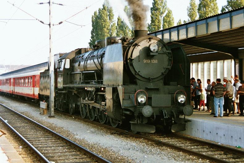919.138 mit einem Sonderzug in Wien Sdbahnhof (Ost Seite) am 08-09-2002