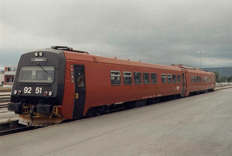 92 51 im August 1996 in Rros, Strecke Trondheim - Rros - Hamar. Vor einiger Zeit ist auf dieser Strecke so ein Triebwagen frontal mit einen Gegenzug zusammen gestosen.