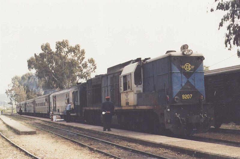 9207 mit Personenzug Richtung Pyrghos in Kalonero im Mai 1998. Schmalspur