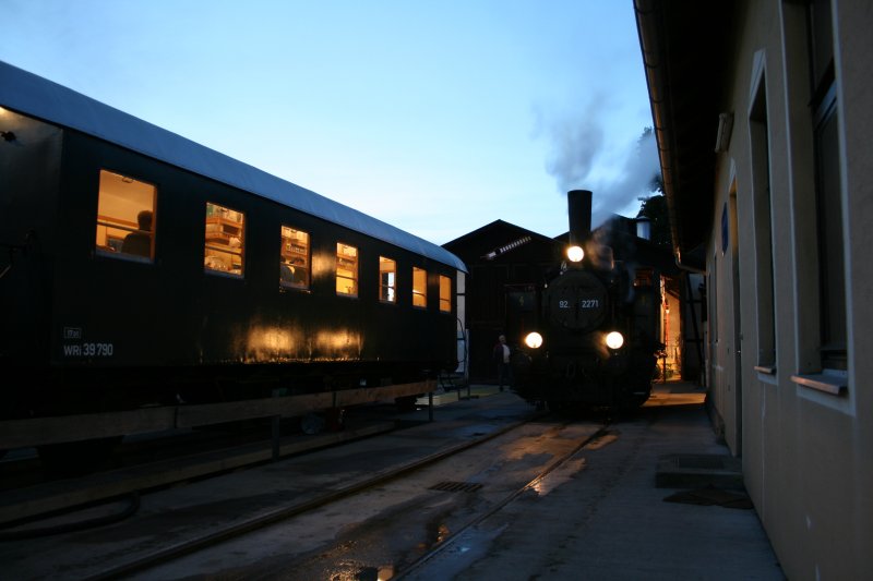 92.2271 vor dem Buffetwaggon WRi 39 790 des Martinsberger Lokalbahnvereins bei der langen Nacht der Museen am 03.10.2009 in Zwettl.