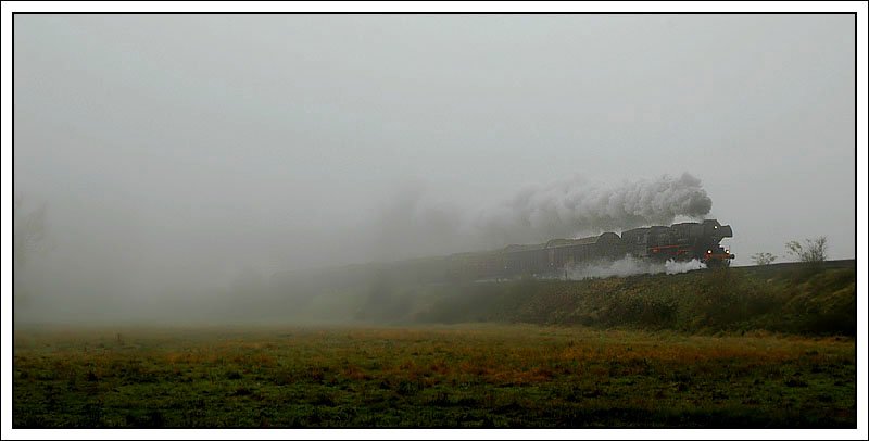 9:25: Der Nebel wollte sich am ersten Plandampftag einfach nicht verziehen. 52 8075 zog am 11.10.2007 einen gemischten Gterzug von Bad Salzungen nach Eisenach Gbf. Die Aufnahme entstand kurz nach Bad Salzungen.