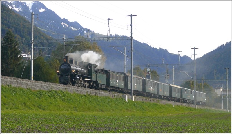 9259 mit Lok G 4/5 107 bei Chur Wiesental. Am Churer Joch hngt schon der Schnee herunter. (05.10.2008)