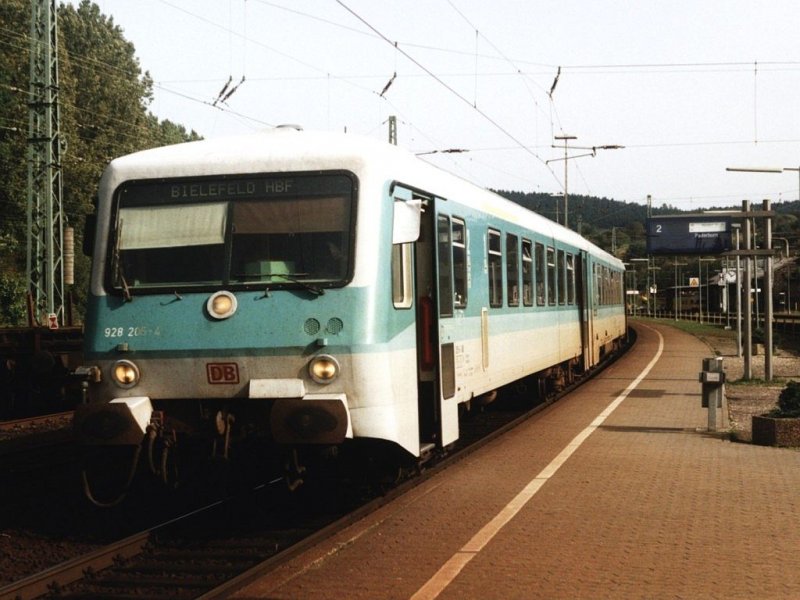 928 205-4/628 205-1 mit RB 73664 (RB 84 Egge-Bahn) zwischen Holzminden und Paderborn auf Bahnhof Altenbeken am 13-10-2001. Bild und scan: Date Jan de Vries. 
