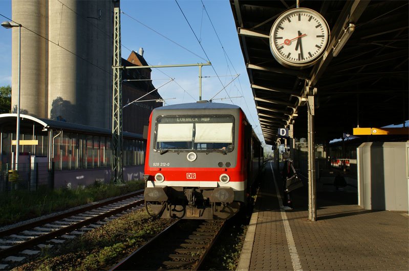 928 212-0 wartet am 25.05.2008 mit RE 21404 (Hamburg Hbf-Lbeck Hbf)in Bad Oldesloe auf die zgige Weiterfahrt nach Lbeck.