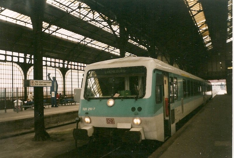 928 218 im Mrz 2001 in der noch dunklen Bahnhofshalle von Lbeck.