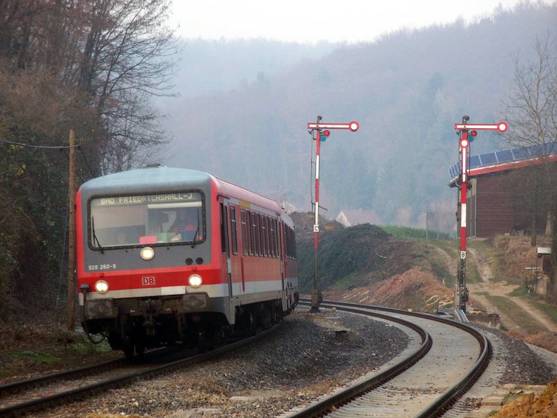 928 260 des Bh Ludwigshafen als Regionalbahn von Heidelberg HBF nach Bad Friedrichshall-Jagstfeld bei der Einfahrt von Hoffenheim, 22.12.07.