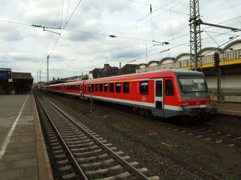 928 278-1 + 628 274-3 + 628 603-3 stehen als RE3835 nach Karlsruhe abfahrbereit in Koblenz.Dieser Zug verkehrt nur an Sonn-,und Feiertagen. 24.8.08