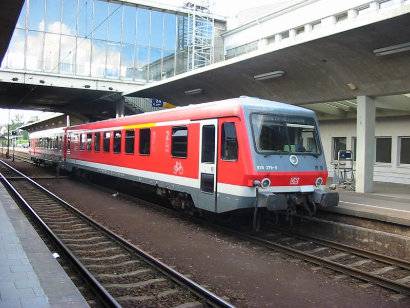 928-279 (628-279) wartet in Heidelberg Hbf auf sein Abfahrt nach Sinsheim.
