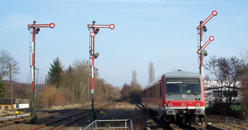 928 289 als Regionalbahn nach Bad Friedrichshall-Jagstfeld bei der Ausfahrt von Sinsheim, 23.02.08.