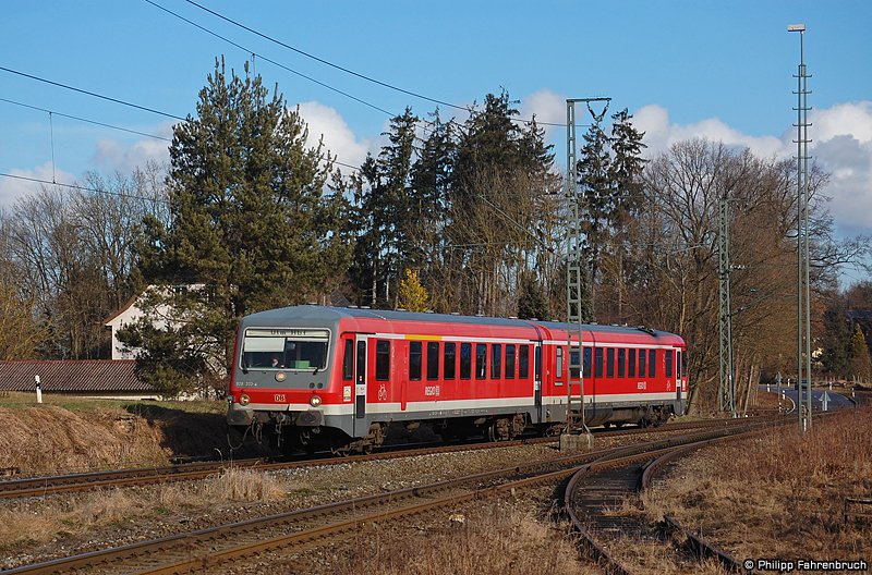 928 333 fhrt am Morgen des 24.01.09 als RE 22527 von Ellwangen nach Ulm Hbf in den Goldshfer Bahnhof ein (Km 0,3 der Oberen Jagsttalbahn, KBS 786).