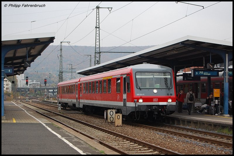 928 342-5 fuhr am 26.10.07 als RE 22548 von Ulm Hbf nach Ellwangen, hier beim Aufenthalt auf Gleis 3 des Aalener Bahnhofs.