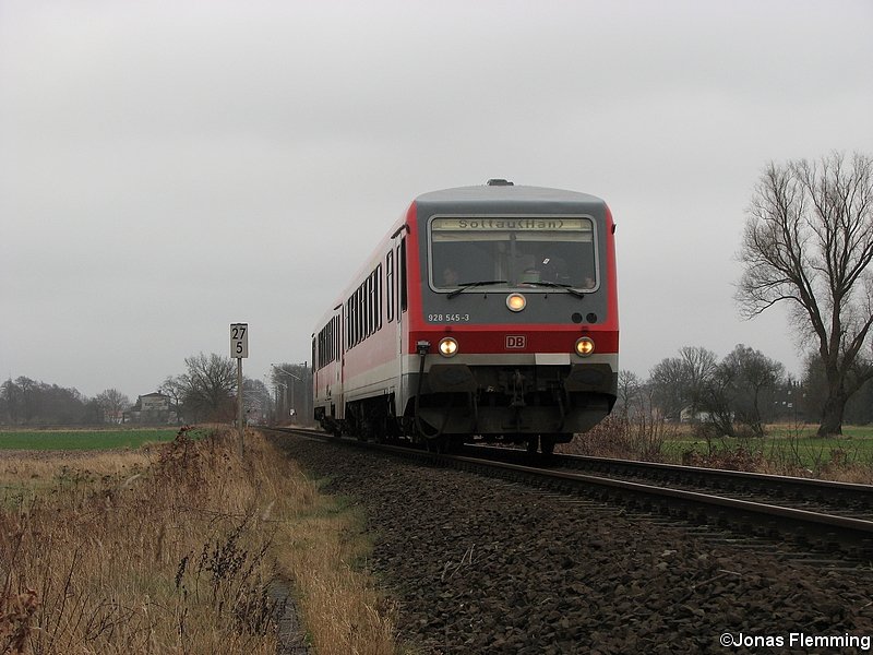 928 545 hat gerade Bennemhlen verlassen und setzt die Fahrt nach Soltau fort.
