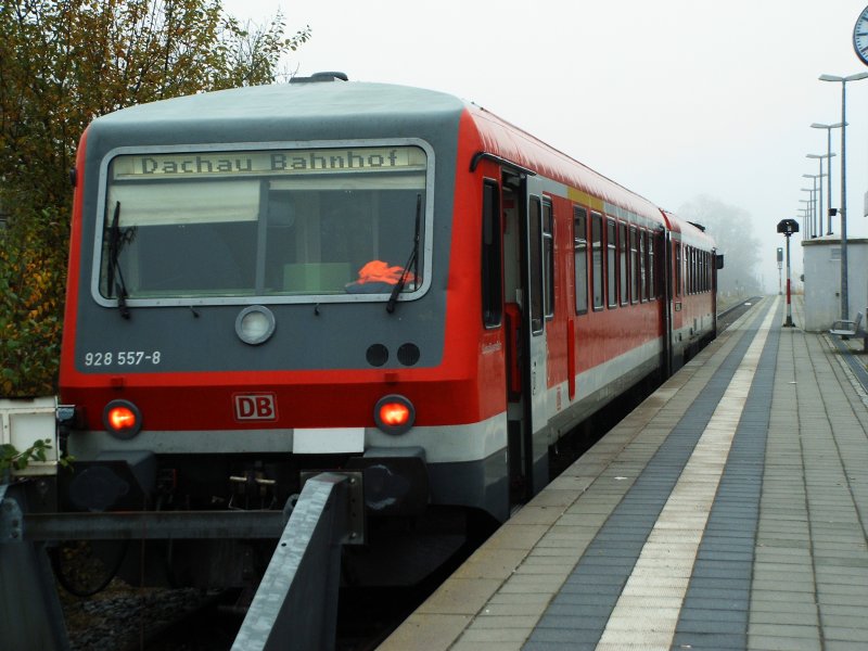 928 557 am 28.11.2006 im Bahnhof Altomnster