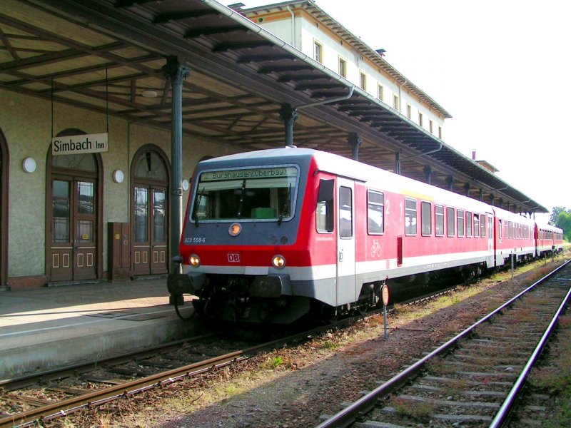 928 558-6 steht als RB 27110 auf Gleis in Simbach/Inn und wartet auf die Abfahrt; 070615