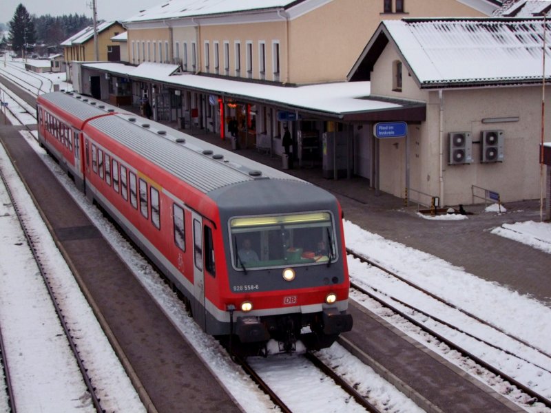 928 558-6 verlsst als ER5991 den Bhf. Ried i.I. Richtung Linz; 090130
