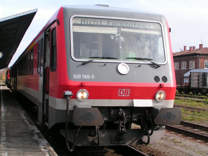 928 568-5 wird in Krze als RB 27118 den Bhf. Simbach/Inn verlassen; 071026