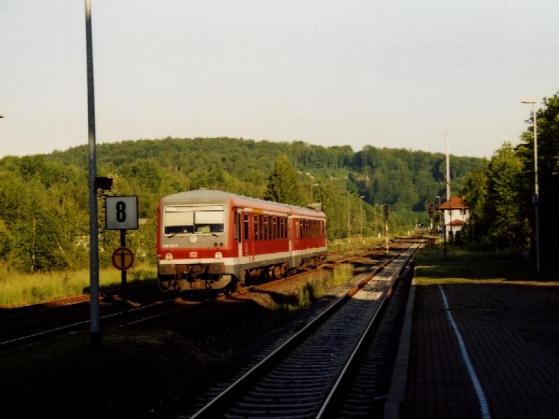 928 572 bei der Einfahrt in den Bahnhof Ellrich am Sdrand des Harzes im Zuge der Begegnung mit meinem Zug nach Braunschweig. Das Foto entstand ebenfalls im Rahmen meiner Tour ins Weserbergland mit Umstieg in Herzberg.