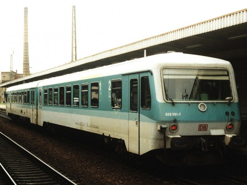 928 591-7/628 591-0 auf Magdeburg Hauptbahnhof am 12-8-2001. Bild und scan: Date Jan de Vries. 