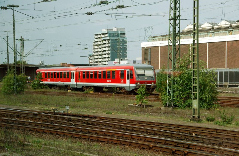 928 617 rangiert im Hbf Braunschweig. Fotografiert am 09.05.09 aus dem fahrenden Zug.