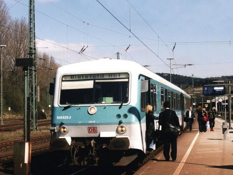 928 625-3/628 625-6 mit RB 73666 (RB 84 Egge-Bahn) Holzminden-Paderborn auf Bahnhof Altenbeken am 6-4-2002. Bild und scan: Date Jan de Vries. 