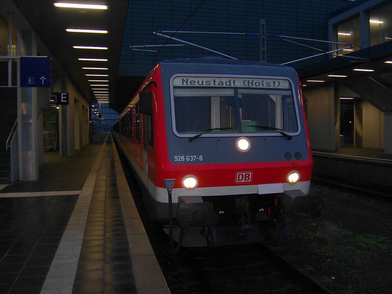 928 637-8 und 628 xxx-x stehen am Morgen des 20.12.08 als RB 21708 nach Neustadt i.H. und RB 21908 nach Puttgarden im Lbecker Hbf und warten auf die Abfahrt.