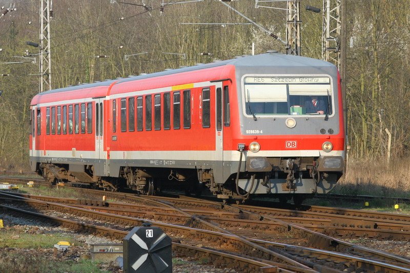 928 639 RE6 von Lbeck nach Szczecin Glowny. Hier im Bf. Bad Kleinen am 30.03.2007