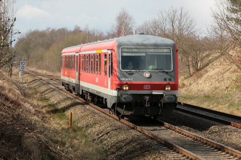 928 645-1 fhrt als RE6 von Lbeck nach Szczecin Glowny. Hier kurz vor Herrenburg. 25.03.2008