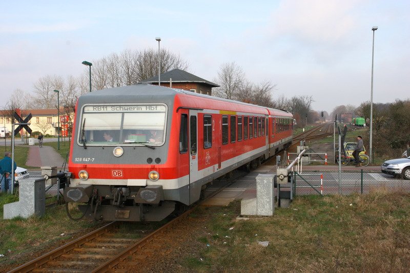 928 647 RB 11 fhrt von Hagenow Stadt nach Schwerin. 03/2007