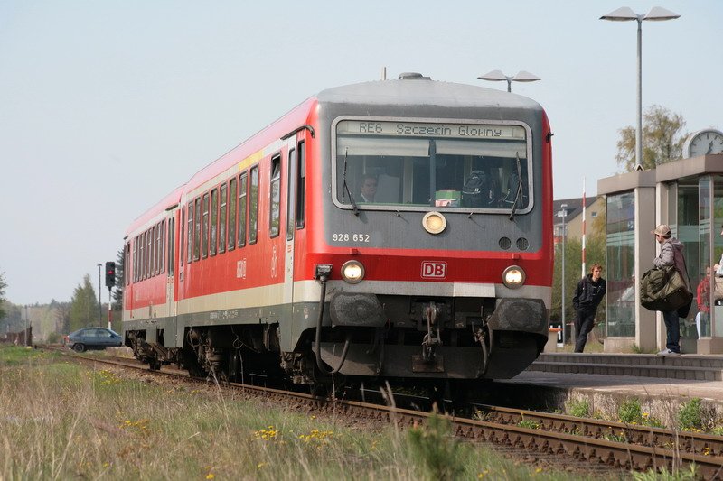 928 652 von L�beck nach Szczecin Glowny h�lt gerade in Grevesm�hlen. 17.04.2009