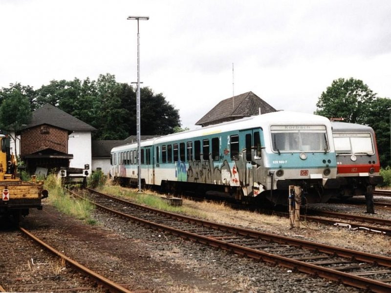 928 666-7/628 666-8 in Bestwig am 14-7-2001. Ende 2007 hat Florian B�ttcher die gleiche Triebwagen (in neuverkehrsrot) auch fotografiert in Bestwig. Bild und scan: Date Jan de Vries.