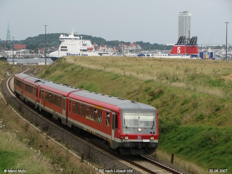 928 684-0 mit RE nach Lbeck Hbf, verlsst gerade Lbeck-Travemnde Skandinavien-Kai. Um den Schmierfinken keine Plattform zu bieten habe ich mich entschieden den 928 auf groen Teilen zu  bereinigen .