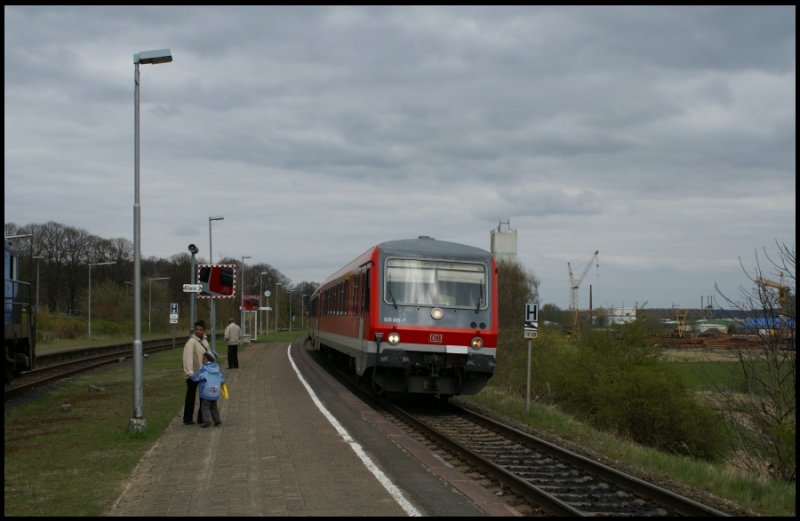 928 685-7 fhrt am 20.04.2008 als RB nach Lneburg in den Bahnhof von Lauenburg ein.