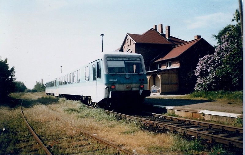 928 699 im Mai 1998 steht fr die Rckfahrt nach Bergen/Rgen im damaligen Endbahnhof Lauterbach
