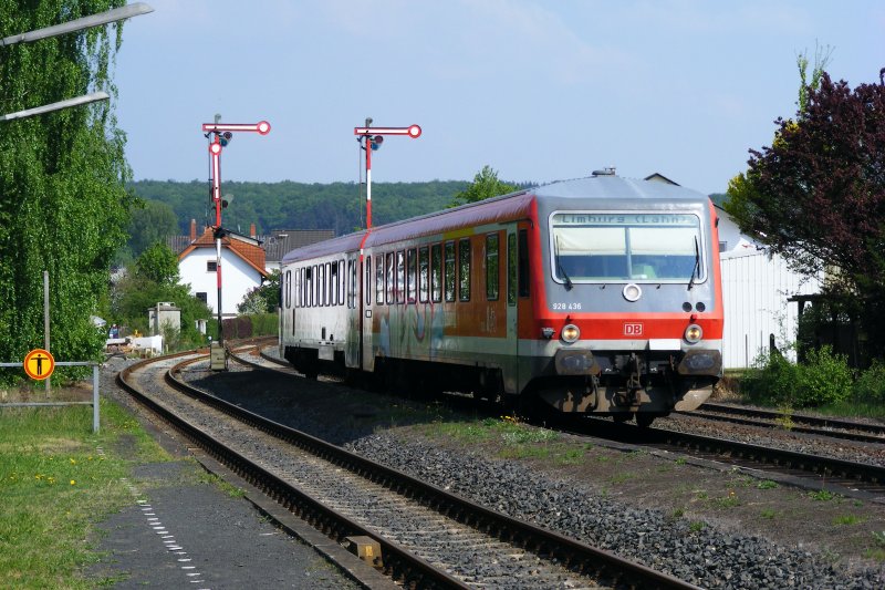 928/628 436 fhrt am 24.04.09 als RB 25234 nach Limburg/Lahn in Groen-Buseck ein und fhrt ab Gieen als RB 25364 weiter nach Limburg/Lahn.