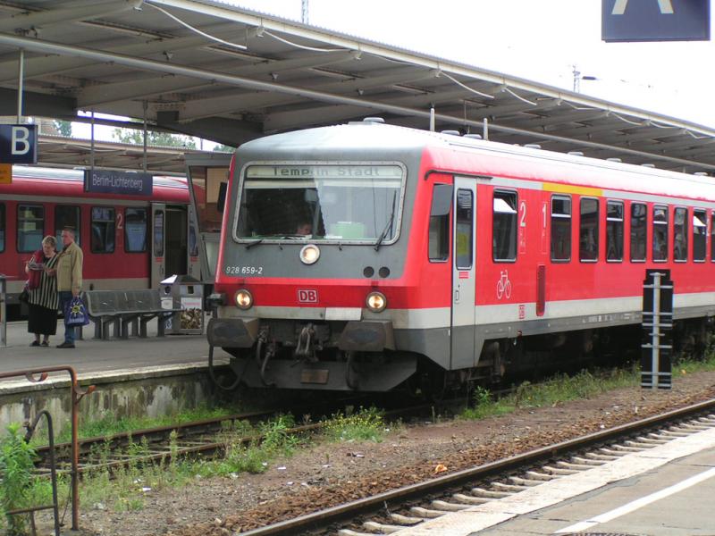928659-2 im Bahnhof Berlin-Lichtenberg auf Gleis.20 kurz vor der Abfahrt nach Templin. (Berlin 11.09.2004)