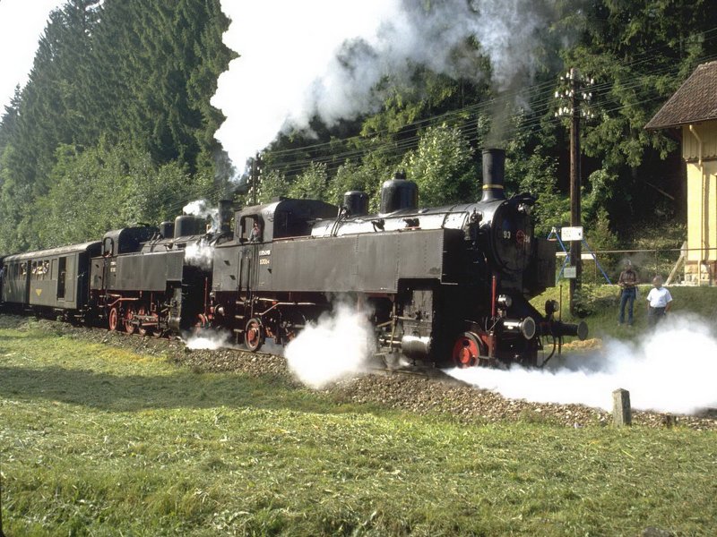 93 1394 als Vorspann vor 93 1360 in den 1990er Jahren bei Lausheim-Blumegg.Erstere Lok ist heute bei der �GEG in Ampflwang.
(Archiv P:Walter)
