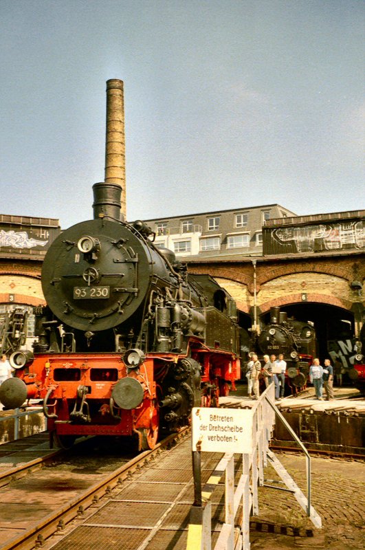 93 230 auf der Drehscheibe im Bw Dresden-Altstadt, 2004