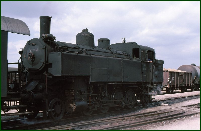93.1414 nach Fratres wartet in Waidhofen a.d.Thaya eine Kreuzung ab. Im Hintergrund ein E-Wagen beladen mit Kartoffeln. In Gmnd befand sich beim Bahnhof eine Chipfabrik, wo so gestantzte Kartoffelscheiben produziert wurden. (Archiv 09/75)