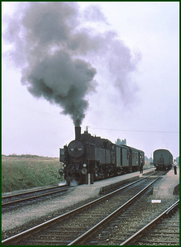 93.1418 aus Gilgenberg macht Dampf fr die Weiterfahrt nach dem Kreuzungshalt in Waidhofen a.d.Thaya. (Archiv 09/75)