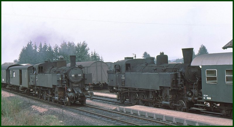 93.1418 trifft 93.1430 in Waidhofen a.d.Thaya. Gut zu erkennen die unterschiedlichen Kamine und die Anschriften an der Rauchkammertr. Hier gabs 1975 noch Nebenbahnromantik pur mit planmssigen Dampflokkreuzungen, nicht zu vergleichen mit Plandampfaktionen von heute. (Archiv 09/75)