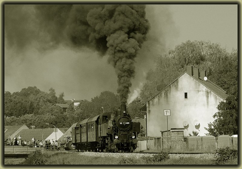 93.1420 der Fa. Brenner&Brenner Dampflokomotiven Betriebs GmbH mit dem IGE Sonderzug R 16636 von Mistelbach Lokalbahn nach Zistersdorf bei der Scheinanfahrt in Hauskirchen am 23.9.2006
