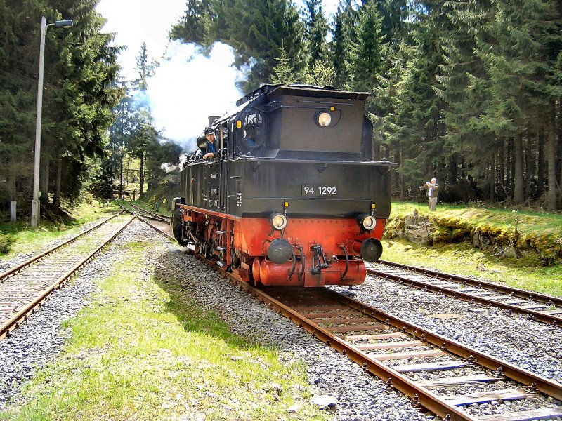 94 1292 im Bahnhof Rennsteig kurz vor dem Gleisende. Rechts, wo der Fotograf steht ,fhrte frher das Gleis nach Frauenwald, Aufnahme vom Sommer 2005