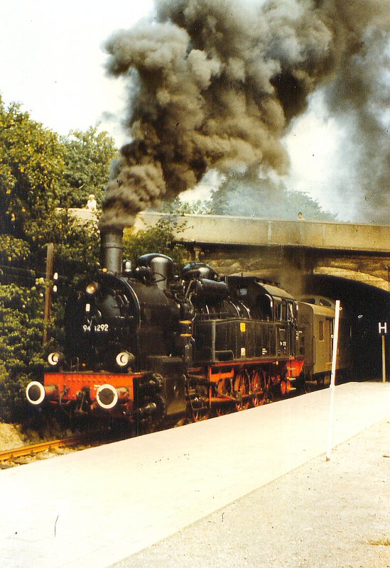 94 1292 fhrt mit Personenzug im Bhf. Erfurt-West ein, ORWO-Farbfoto um 1985. Heute ist der Bahnhof ohne Gleise.