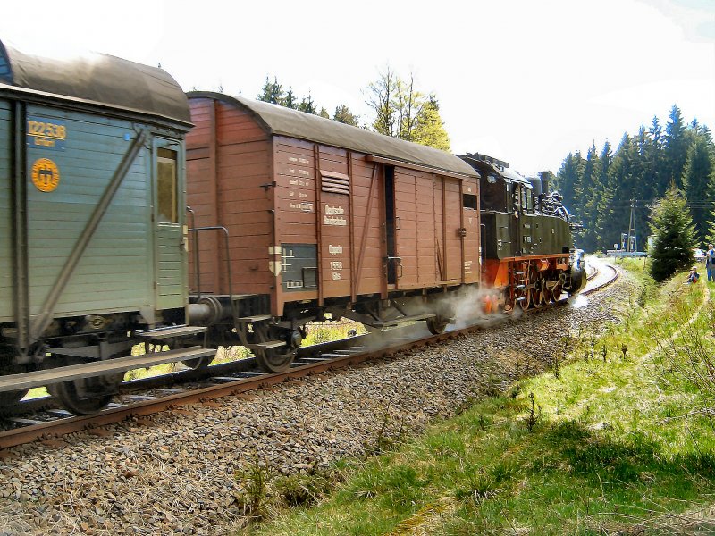 94 1292 mit ihrem Zug der Rennsteigbahn kurz vor der Ankunft im Bahnhof Rennsteig, Aufnahme Sommer 2005