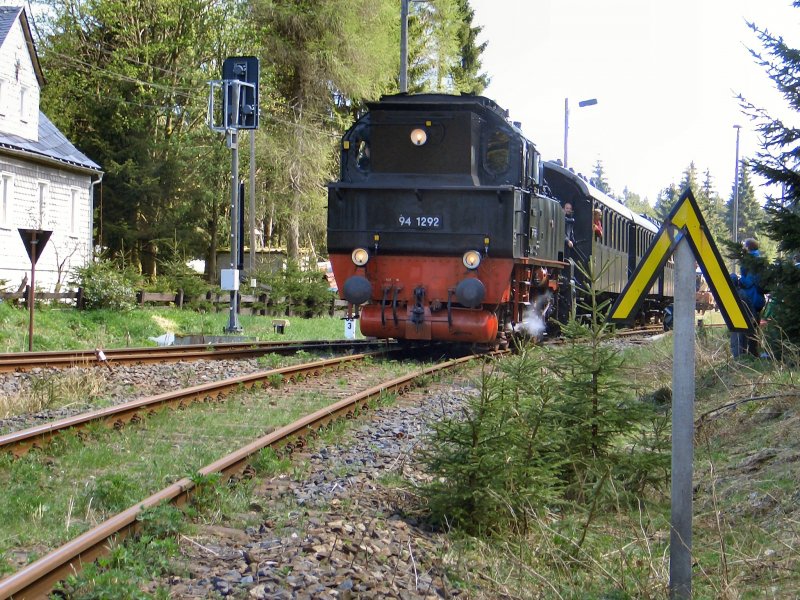 94 1292 im Sommer 2005 auf der Weiterfahrt vom Rennsteig zum Bahnhof Schmiedefeld am Rennsteig. Es geht jetzt steil bergab. Das hintere Gleis fhrt die andere Seite des Thringer Waldes abwrts nach Sttzerbach-Ilmenau