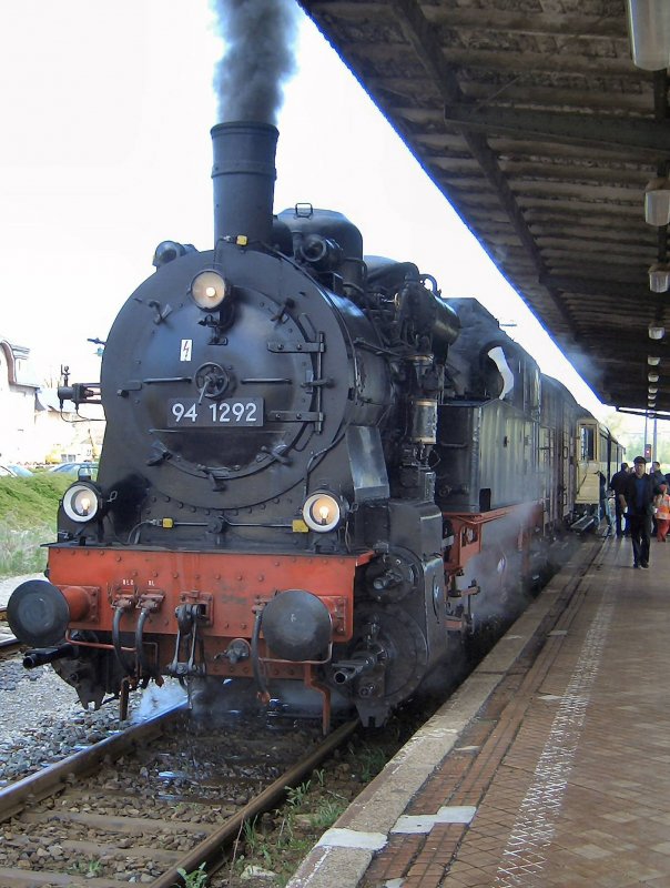 94 1292 vor Zug der Rennsteigbahn in ILMENAU, 2005