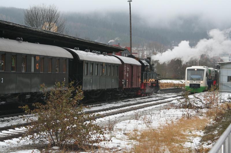 94 1538 im Bahnhof Ilmenau am 04.12.2005. Gegenber steht ein VT 125 abfahrtbereit Richtung Erfurt.