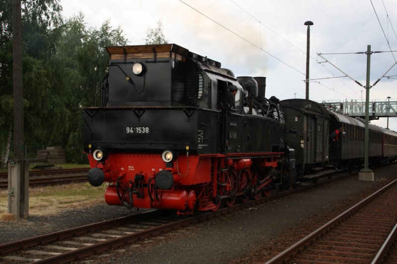 94 1538 setzt ihren Sonderzug am 20.06.09 im Bahnhof Sonneberg aufs Abstellgleis um.